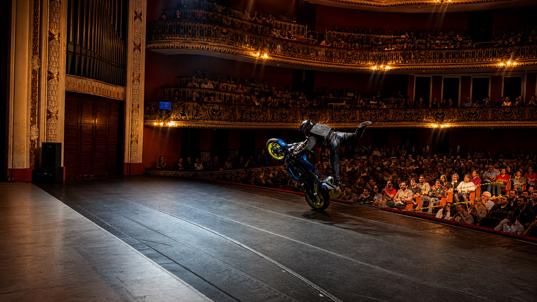Darlan executa wheeling no palco do Theatro Municipal de São Paulo diante da plateia lotada