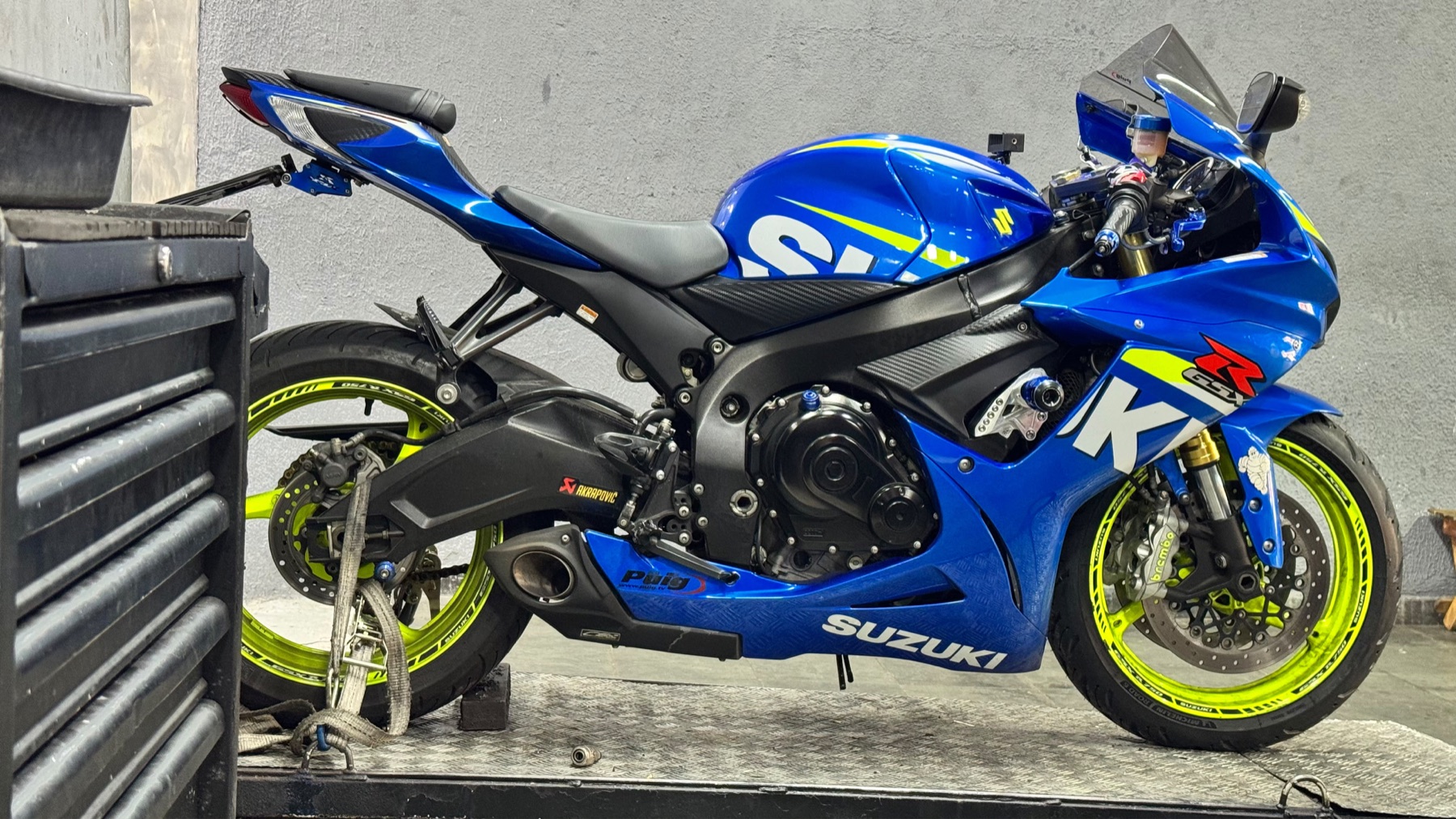 Suzuki GSX-R azul da equipe sobre o elevador da oficina Star Motos Sport
